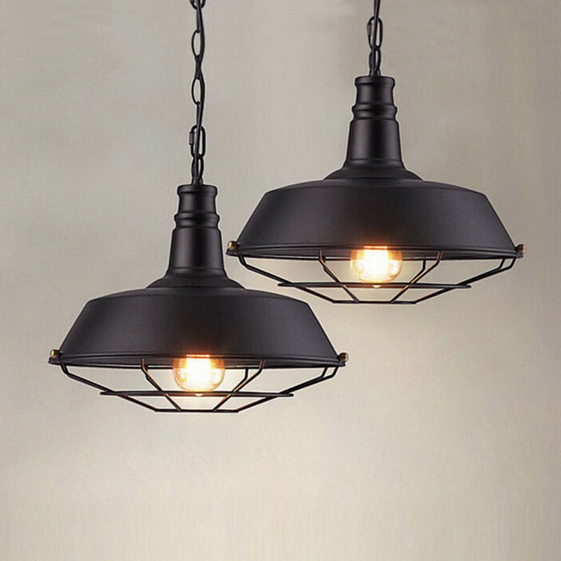 Suspension industrielle Lumeoo noire en métal avec grille de protection et ampoule vintage apparente