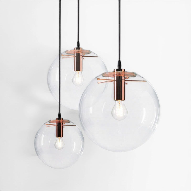 Suspension luminaire Lumeoo SPHERIA avec trois boules en verre transparent et détails en métal cuivré