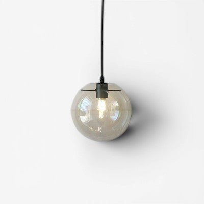 Suspension luminaire boule en verre transparent Lumeoo avec monture noire pour un éclairage élégant et chaleureux