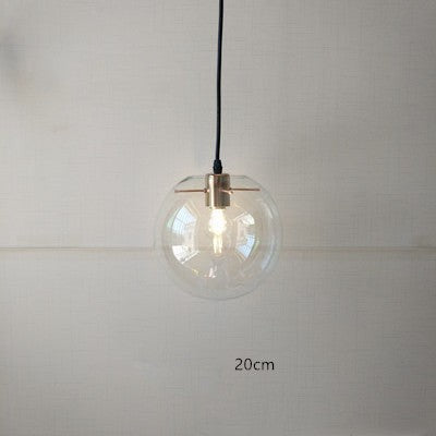 Suspension luminaire boule en verre Lumeoo avec détails dorés et câble noir pour un éclairage élégant et moderne