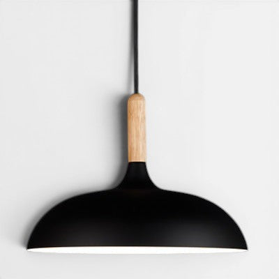 Suspension Lumeoo noire en aluminium avec détail en bois clair, design minimaliste pour éclairage intérieur moderne