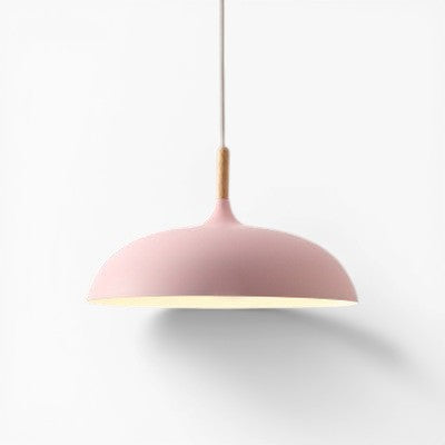 Suspension Lumeoo rose poudré en aluminium avec détail en bois clair, design scandinave minimaliste pour intérieur