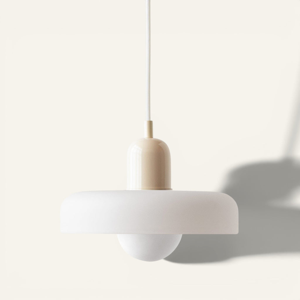 Suspension design Lumeoo en verre blanc mat avec base beige, style moderne et épuré pour salon ou chambre
