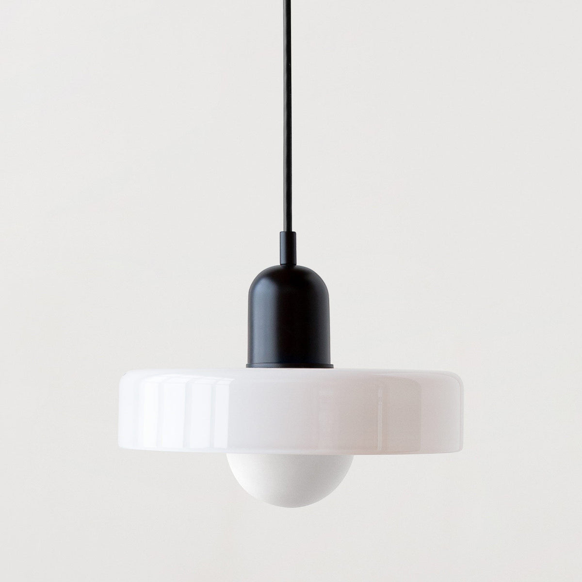 Suspension Lumeoo en verre blanc et métal noir au design moderne et minimaliste pour un éclairage élégant