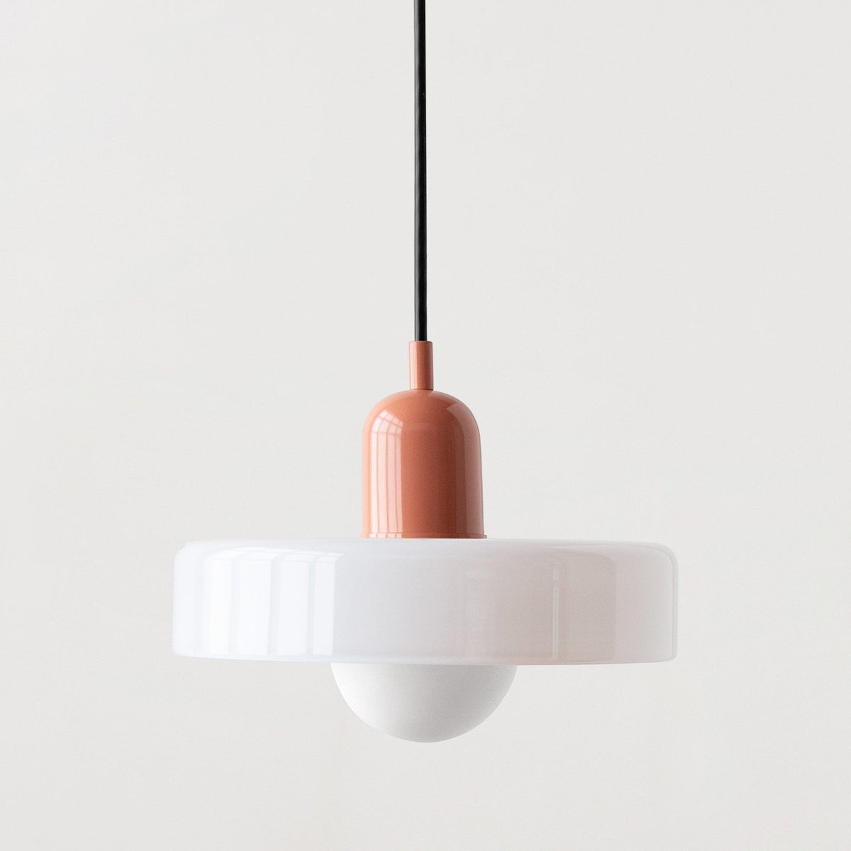 Suspension Lumeoo en verre blanc et métal rose au design moderne et épuré pour un éclairage intérieur raffiné