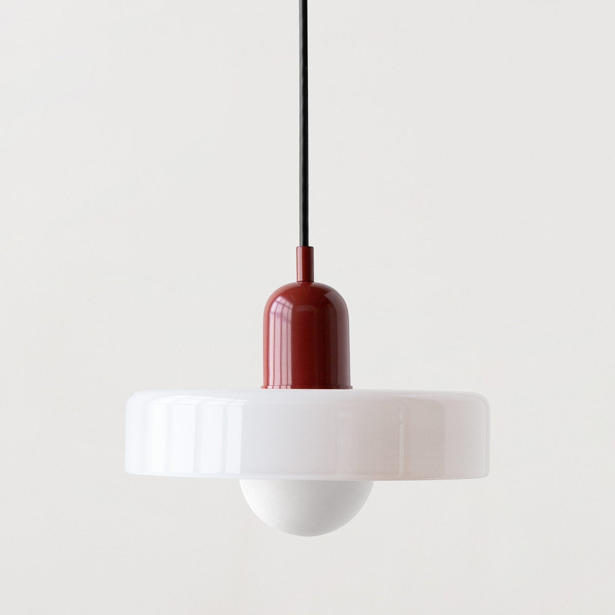 Suspension Lumeoo GLOBOVA en verre blanc et métal rouge au design moderne et épuré