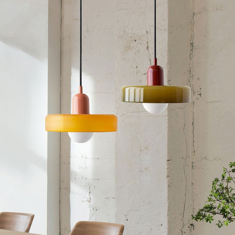 Suspension Lumeoo en verre coloré au design moderne, forme disque et globe, idéale pour un salon contemporain.