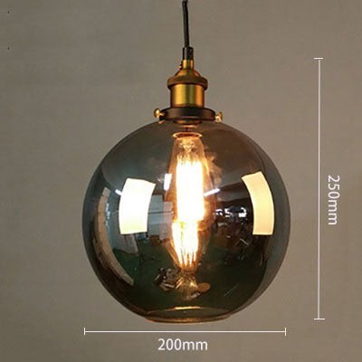 Suspension Lumeoo en verre fumé rond avec douille dorée vintage et ampoule LED à filament pour une lumière douce