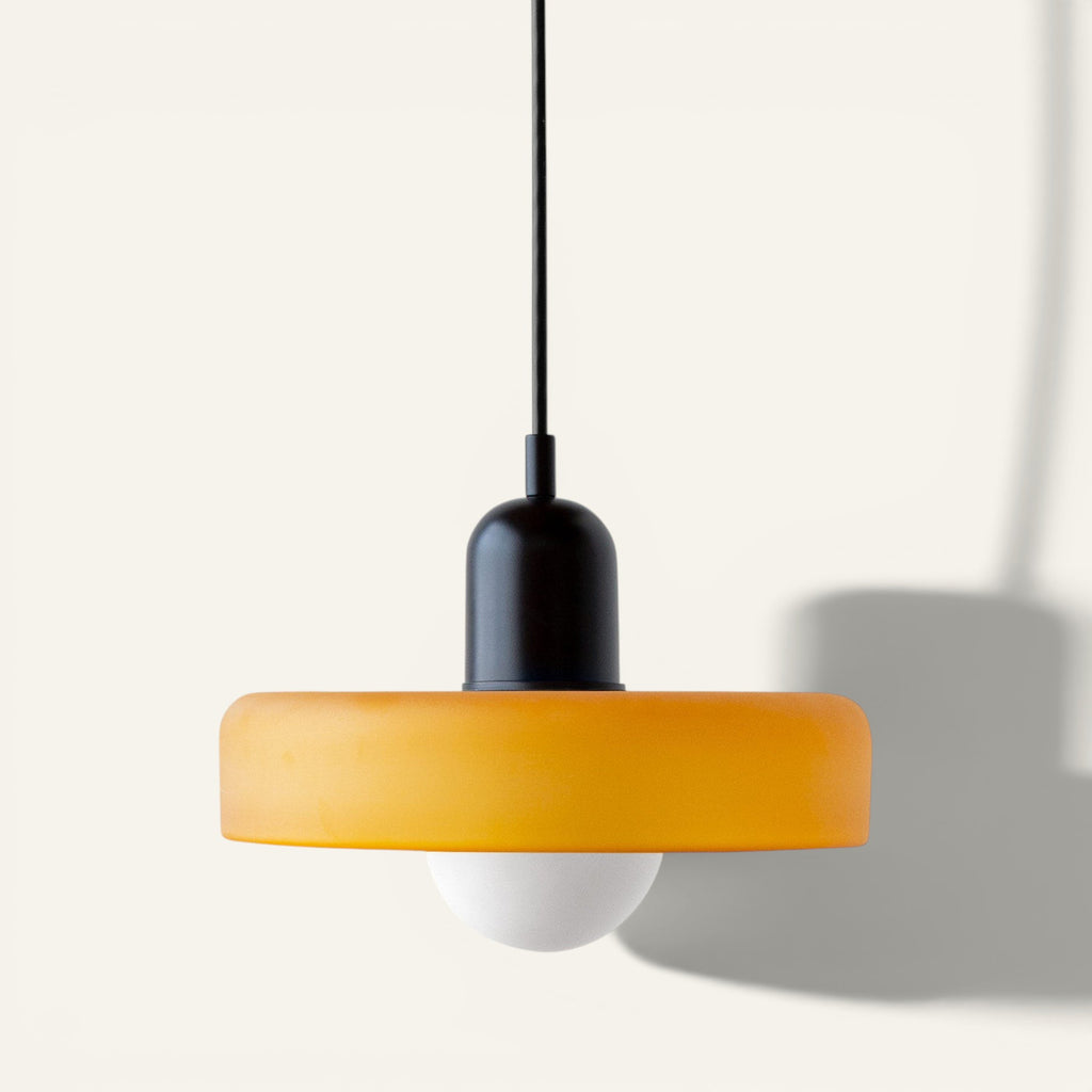 Suspension Lumeoo GLOBOVA en verre orange et blanc au design moderne et minimaliste pour un éclairage élégant
