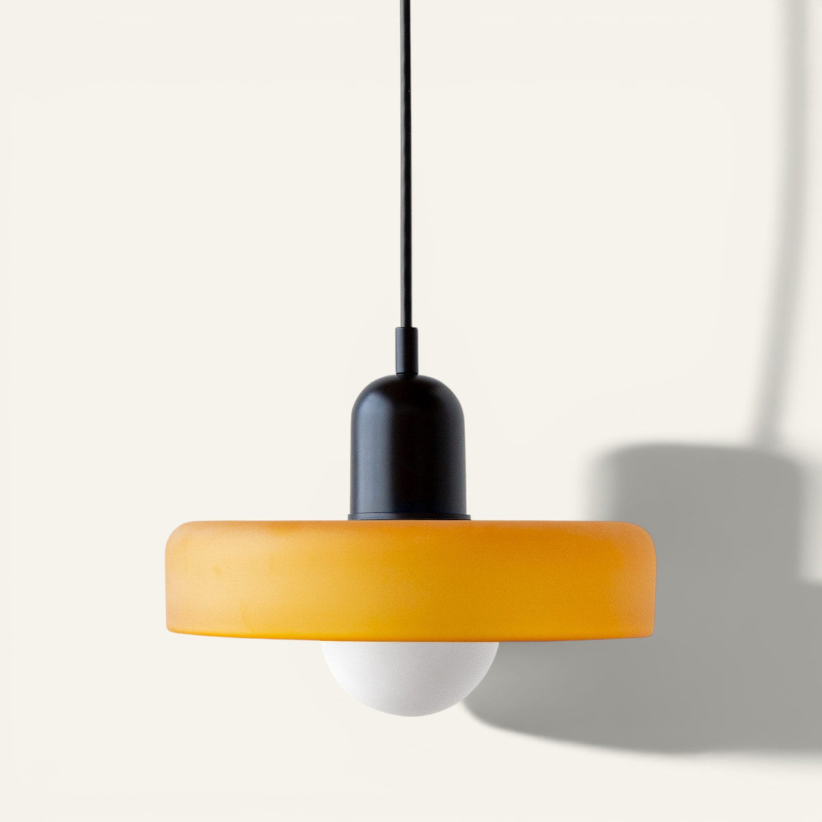 Suspension Lumeoo GLOBOVA en verre orange et blanc au design moderne et minimaliste pour un éclairage élégant