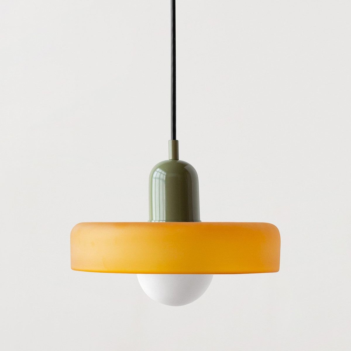 Suspension Lumeoo GLOBOVA en verre dépoli orange et métal vert olive au design moderne et épuré