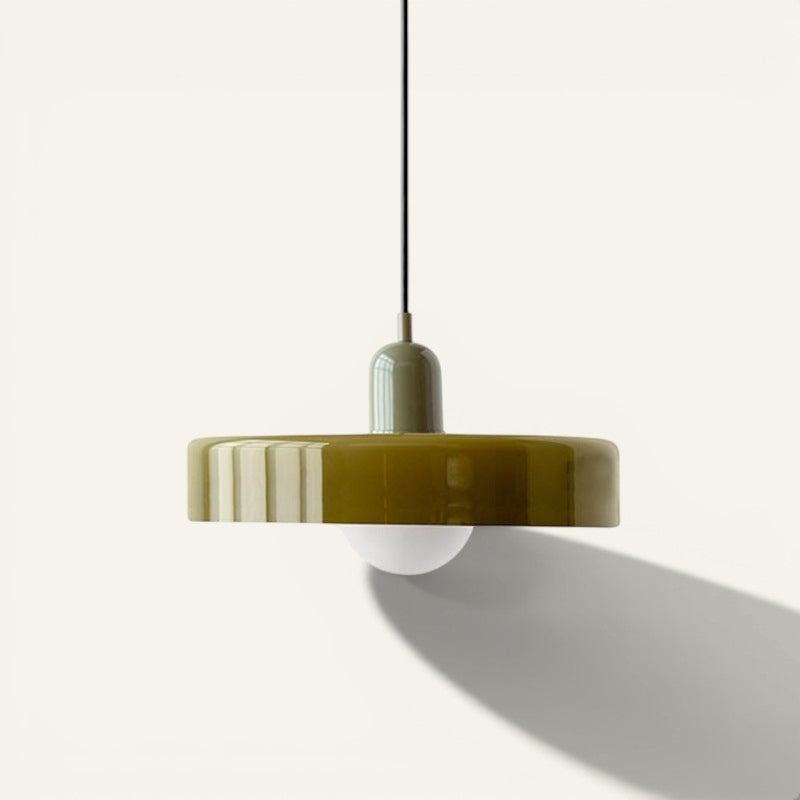 Suspension Lumeoo au design moderne avec abat-jour plat en verre laqué vert olive et diffuseur central blanc