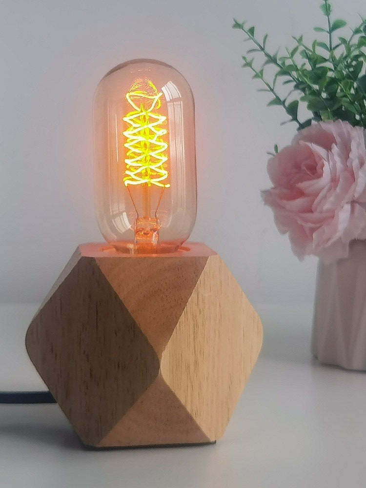 Veilleuse Lumeoo avec ampoule vintage à filament LED sur socle en bois géométrique pour une ambiance japonaise zen
