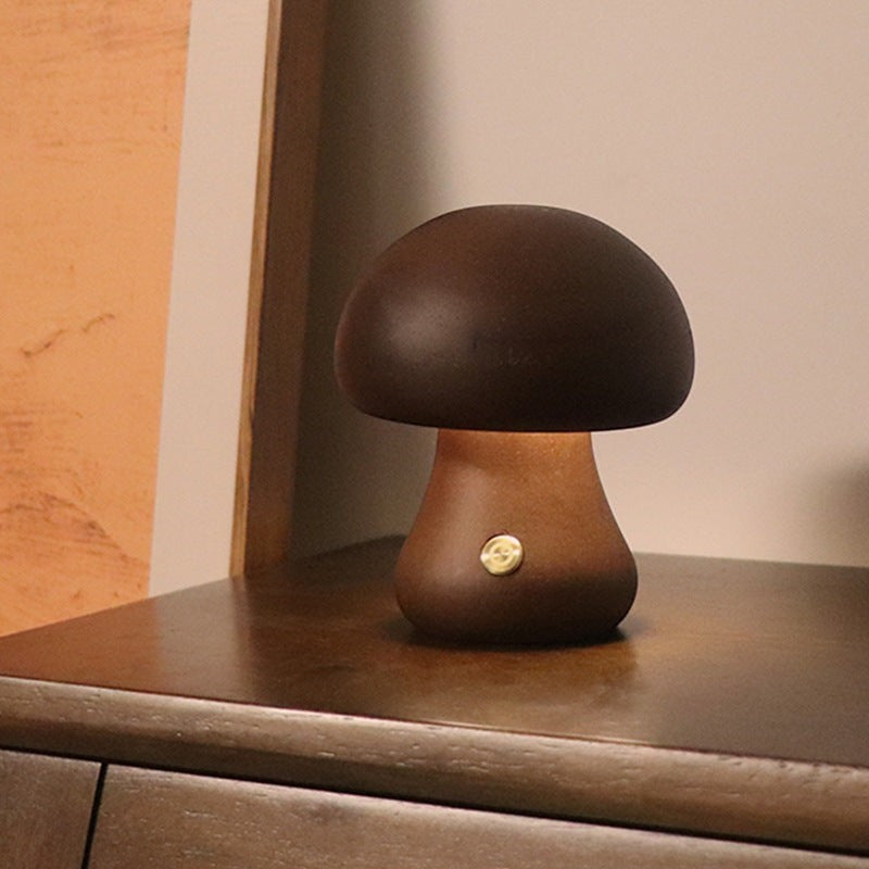 Veilleuse champignon Lumeoo en bois sombre avec bouton tactile, diffusant une lumière douce pour chambre d'enfant.