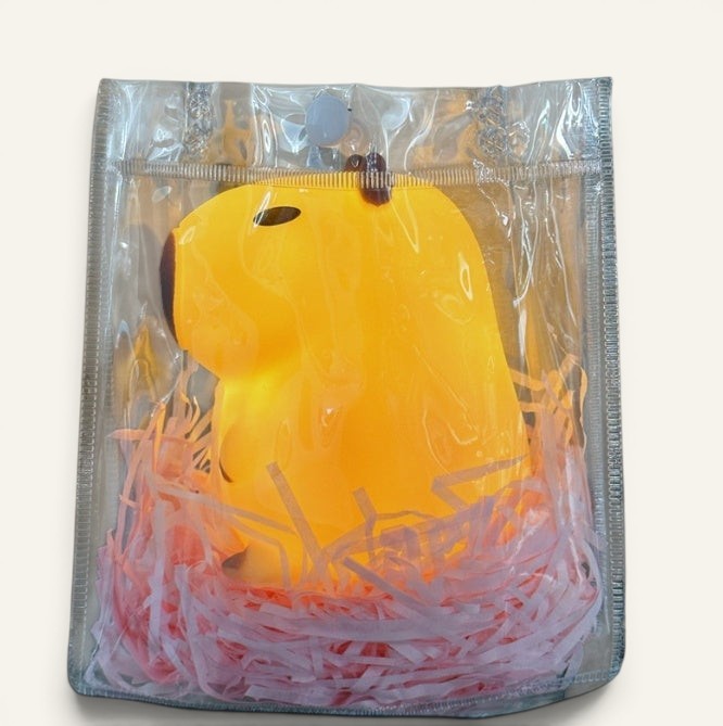 Veilleuse Lumeoo en silicone forme cochon d'Inde jaune, lumineuse dans son emballage cadeau avec paille décorative