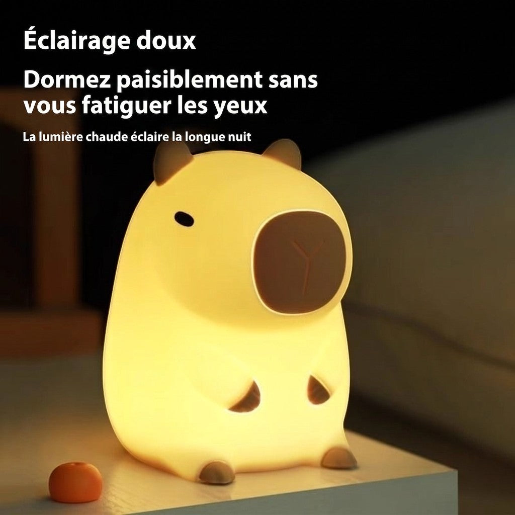 Veilleuse Lumeoo en silicone en forme de cochon d'inde diffusant une lumière chaude et douce dans une chambre d'enfant