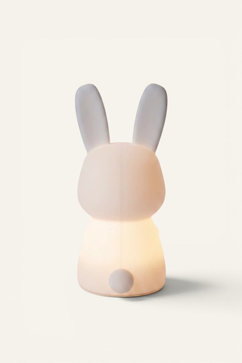 Veilleuse lapin Lumeoo en silicone blanc diffusant une lumière douce et apaisante pour la chambre d'enfant