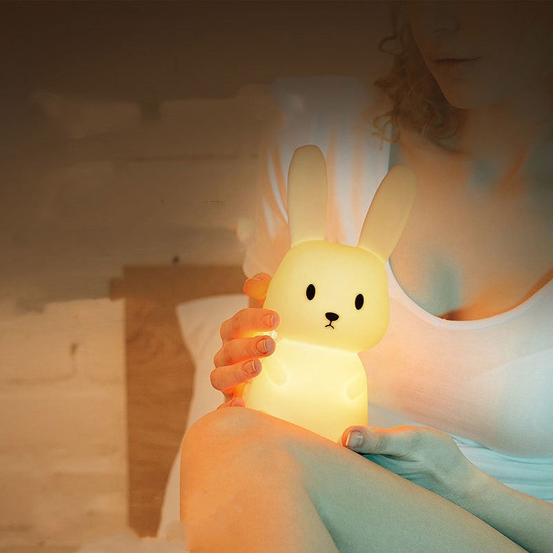 Veilleuse lapin Lumeoo en silicone souple diffusant une lumière LED douce et apaisante pour rassurer l'enfant au coucher