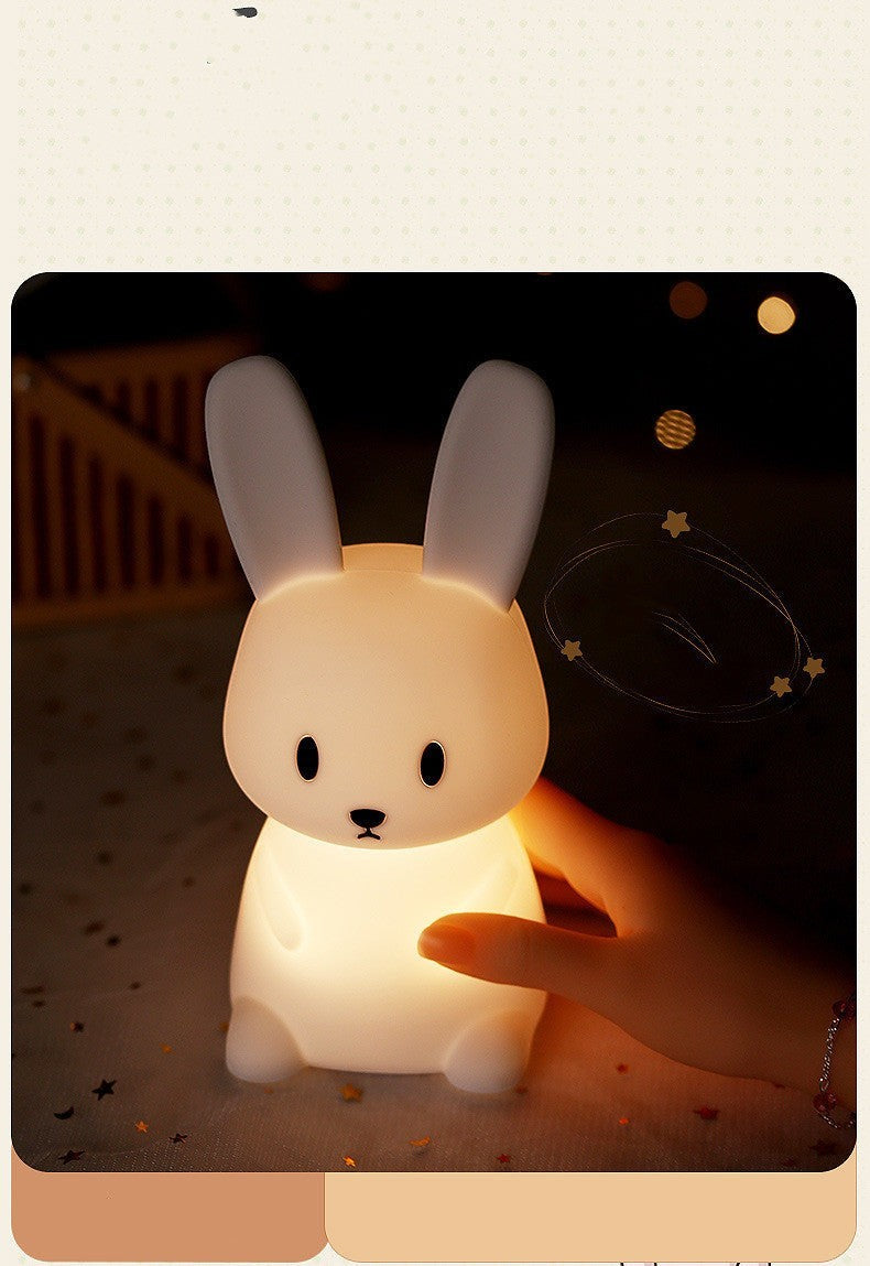 Veilleuse lapin Lumeoo en silicone souple diffusant une lumière LED douce et apaisante pour la chambre d'enfant