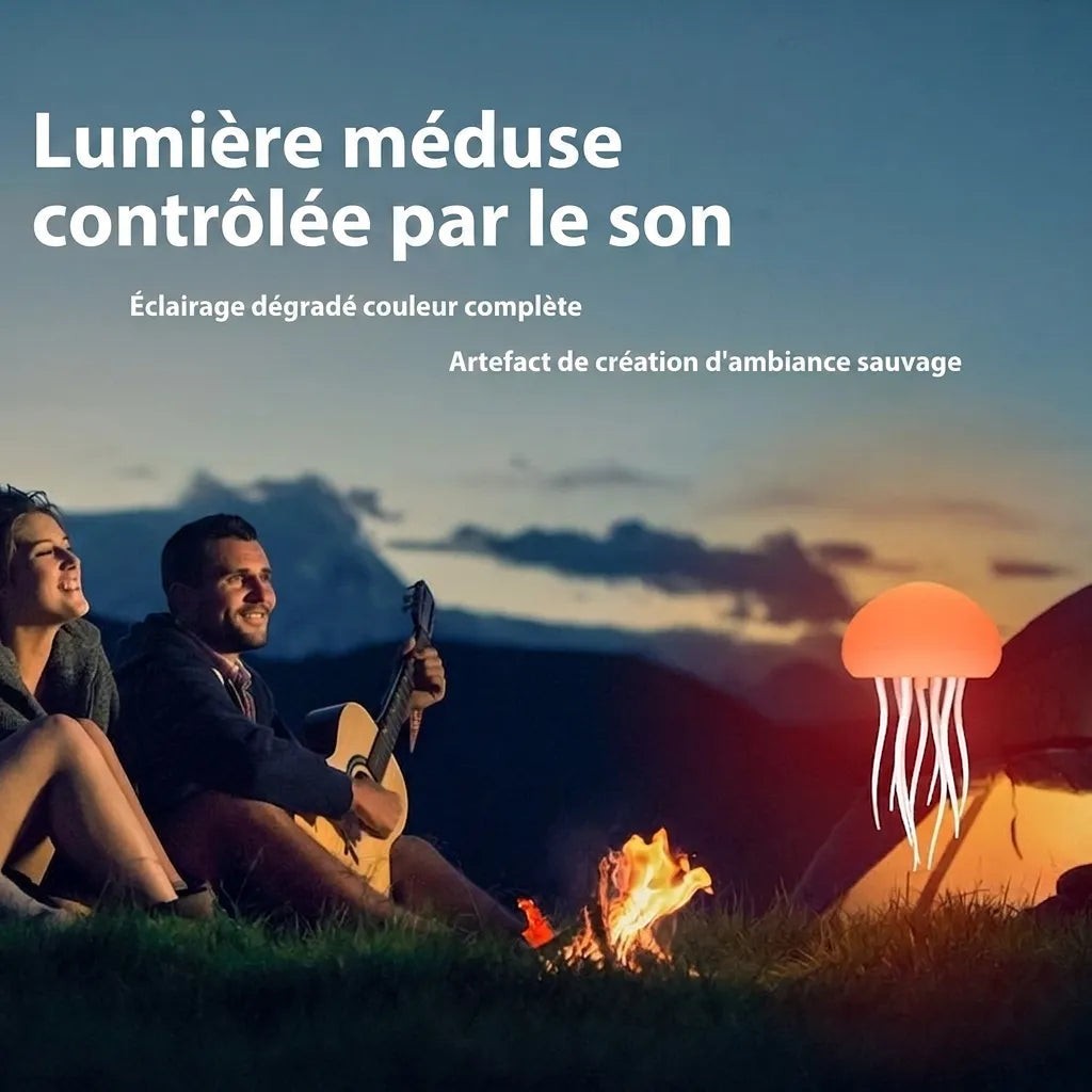 Veilleuse méduse Lumeoo LED portable à changement de couleur, posée près d'un couple en camping au coucher du soleil.