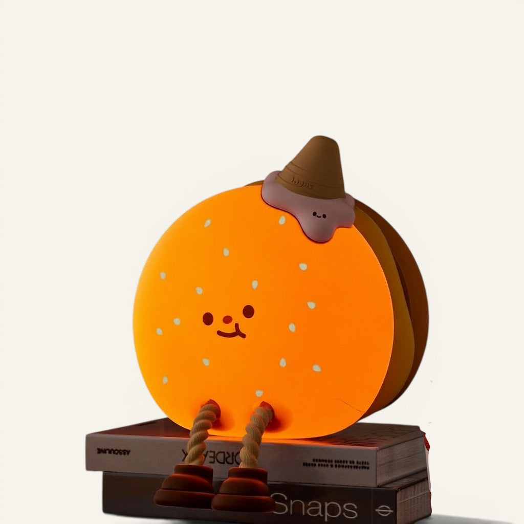 Veilleuse Lumeoo en silicone forme burger orange avec visage souriant pour chambre d'enfant