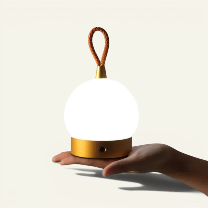 LUMINA™ lampe de table rechargeable style camping coloris doré, vue principale fond neutre