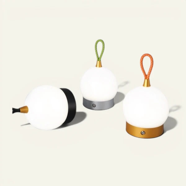 LUMINA™ lampe de table rechargeable style camping coloris doré, vue ambiance allumée